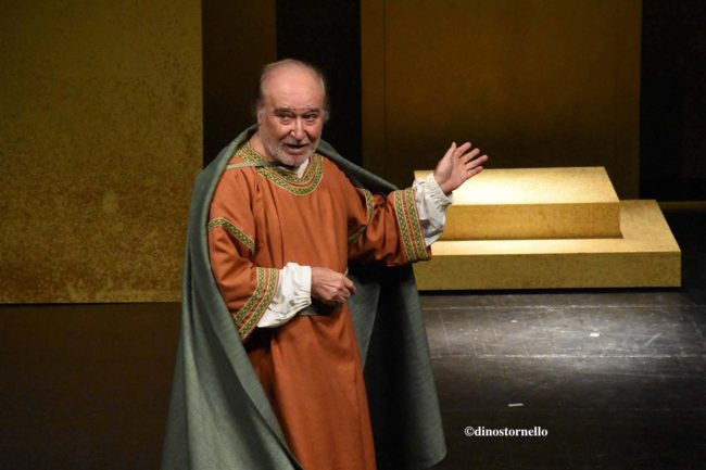 Applausi a scena aperta per Miko Magistro e il folle gioco tra finzione e realtà di Enrico IV