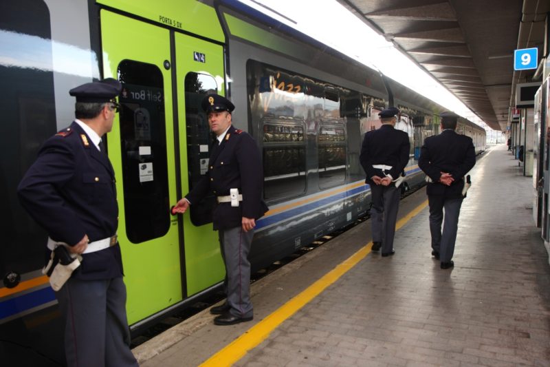 Controlli nelle stazioni ferroviarie siciliane durante le festività: un arresto e 5 indagati