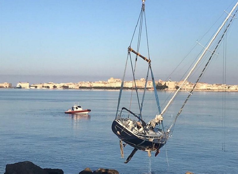 Nave maltese incagliata al porto dopo una mareggiata: scatta il recupero dalla Capitaneria di Porto