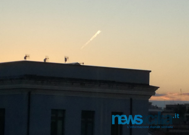 Catania, una scia bianca attraversa il cielo etneo: curiosi con il naso all’insù ad ammirare il fenomeno – FOTO e VIDEO