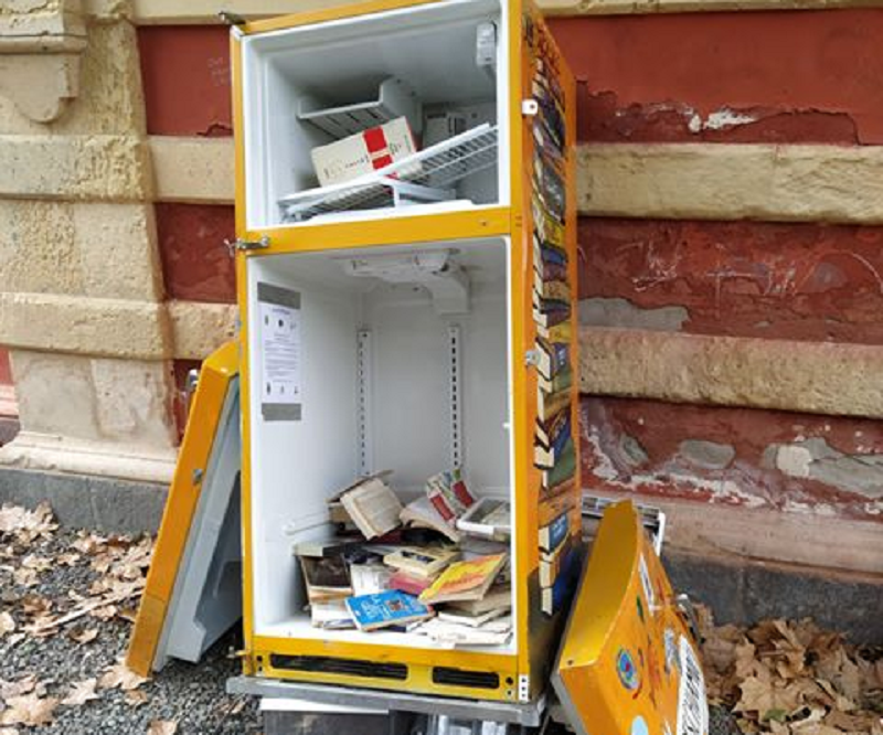 Book sharing a Catania, vandalizzato per la seconda volta il frigo-biblioteca della Villa Bellini