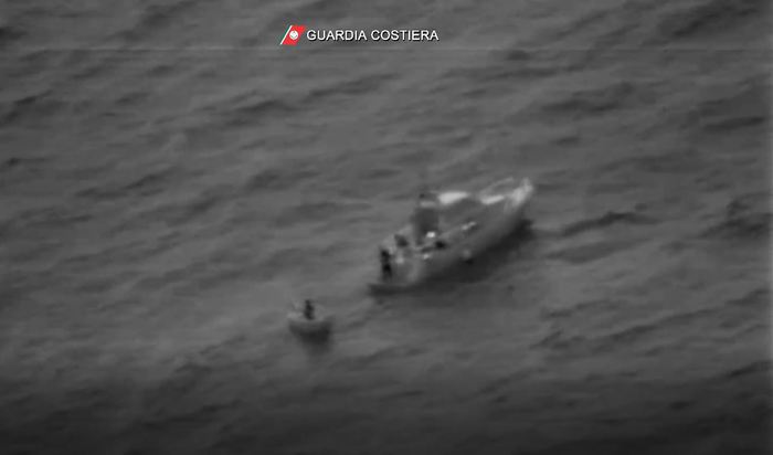 Salpa per andare a pesca ma la barca va in avaria, diportista rintracciato dalla Guardia Costiera