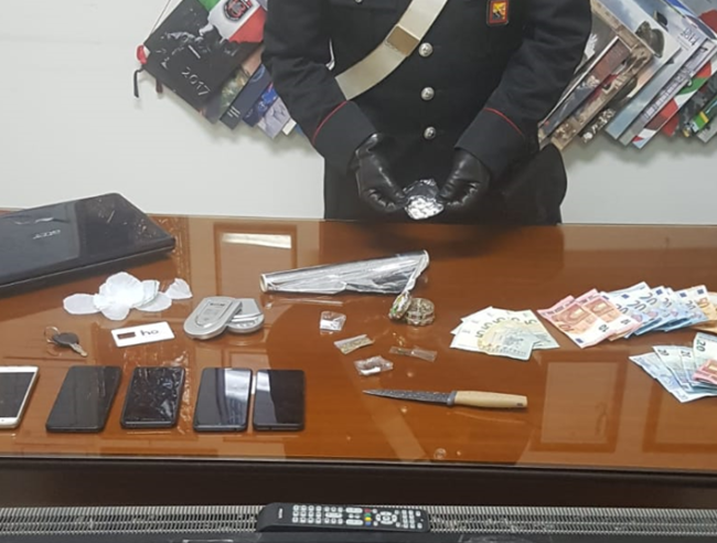 Droga, denaro, scooter ed elettrodomestici rubati in casa: due arresti