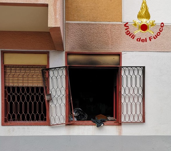 Fumo in una palazzina, panico nella mattina di Capodanno: salvati coniugi e disabile