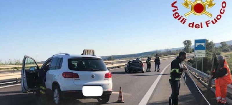Suv tampona auto in corsia d’emergenza “spingendola” al centro di carreggiata: un ferito