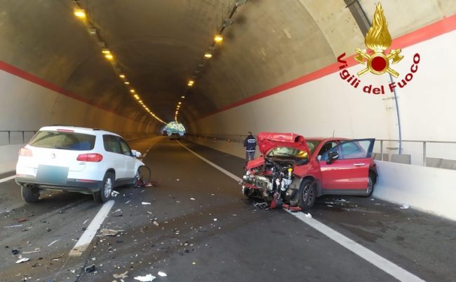 Contromano sulla Catania-Siracusa, Fiat 500 X imbocca svincolo sbagliato: diversi feriti, uno al Cannizzaro