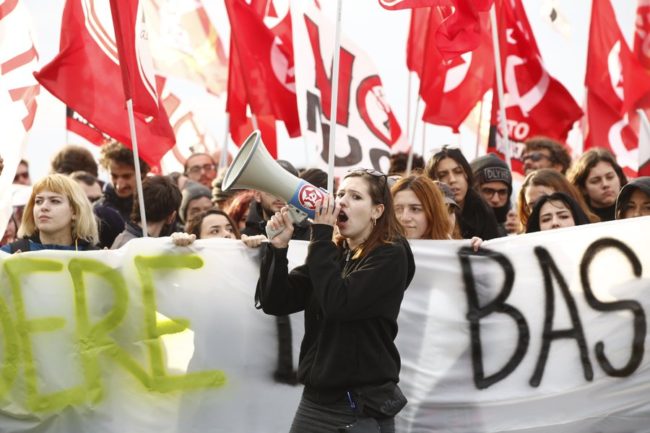 Sigonella, corteo di attivisti davanti alla base militare: “Ribadire avversità alla guerra”