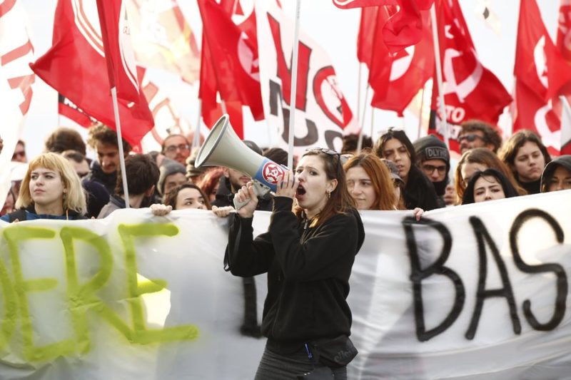 Sigonella, corteo di attivisti davanti alla base militare: “Ribadire avversità alla guerra”