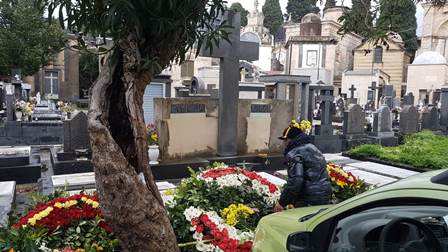 Cimitero di Catania, rubano fiori dalle tombe e li rivendono: indagati pluripregiudicati “fiorai” – FOTO