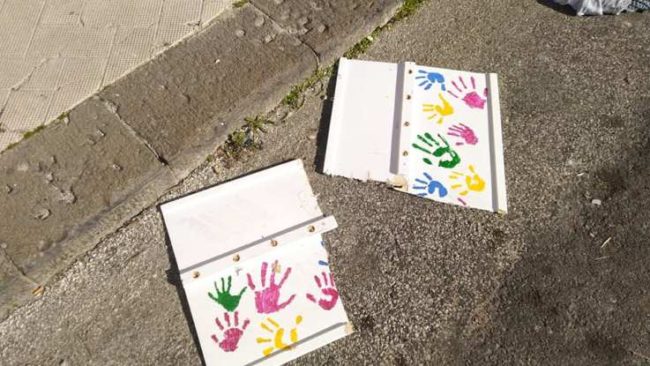 Cade il Muro della gentilezza per atti di vandalismo: “Non molliamo, lo rifaremo!”