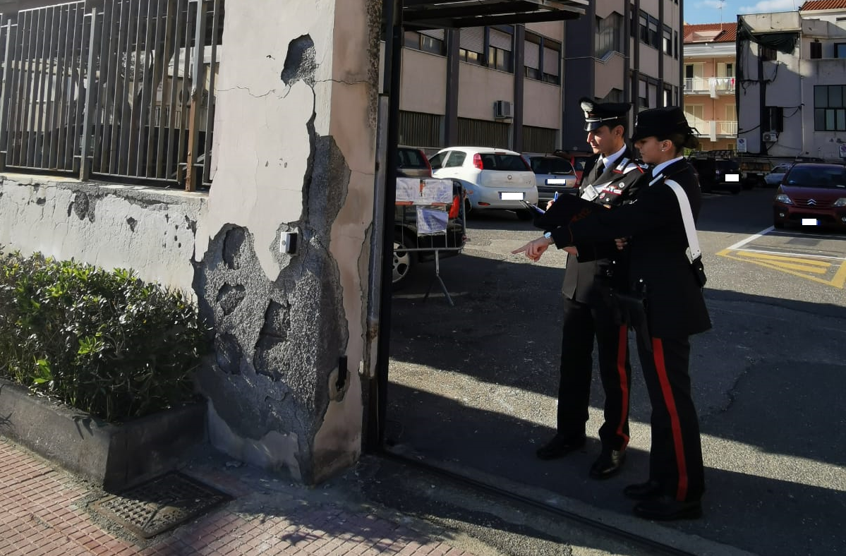 Fanno esplodere petardi a Capodanno e danneggiano cancello del Municipio, scattano le denunce per tre giovani