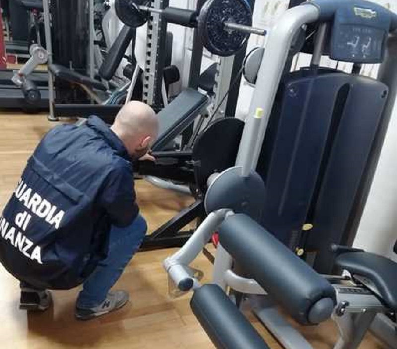 Attrezzature per il fitness riprodotte illegalmente: sequestrati 20 macchinari contraffatti, denunciati gestori