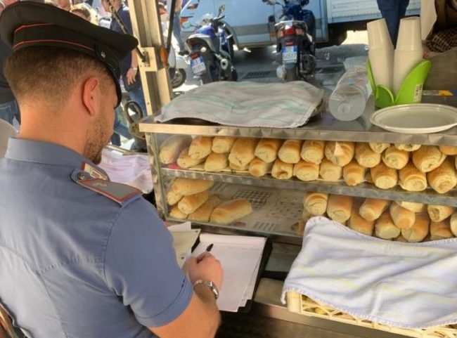 Vendeva panini “in nero” allo stadio, ma percepiva il reddito di cittadinanza: denunciato 51enne