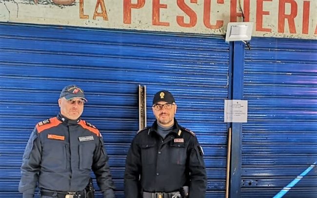 Controlli a tappeto nei quartieri, malcostume e inadempienze: 2 denunce, sanzioni e prodotti sequestrati