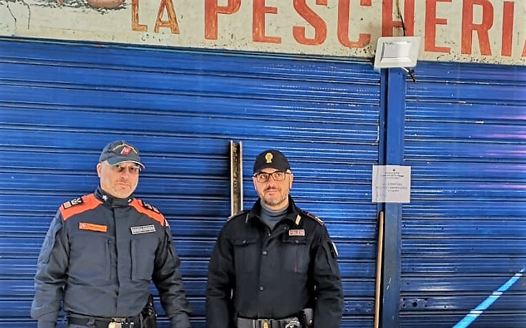 Controlli a tappeto nei quartieri, malcostume e inadempienze: 2 denunce, sanzioni e prodotti sequestrati