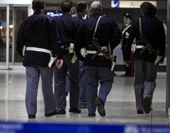 Rubano profumi, superalcolici e gioielli all’aeroporto di Catania e si imbarcano: due coppie indagate