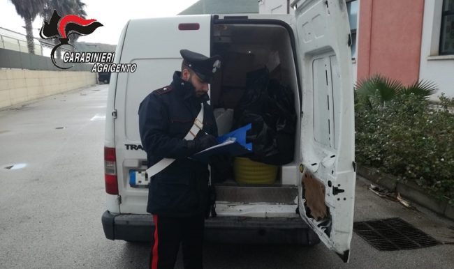Pesce avariato tra i sacchi dell’immondizia e i rifiuti: sequestro per 80 chili, 4 denunciati e sanzioni
