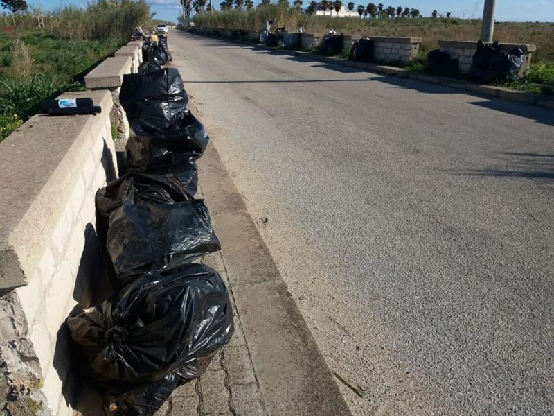 Portopalo, un gruppo di cittadini ripulisce via Anime Sante dai rifiuti: il comune ringrazia il lodevole gesto