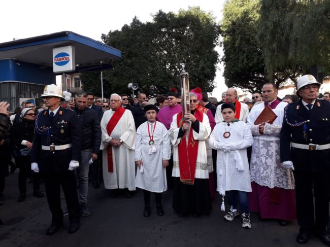 Catania, “peregrinatio” del velo della Santuzza: bagno di fedeli a Ognina