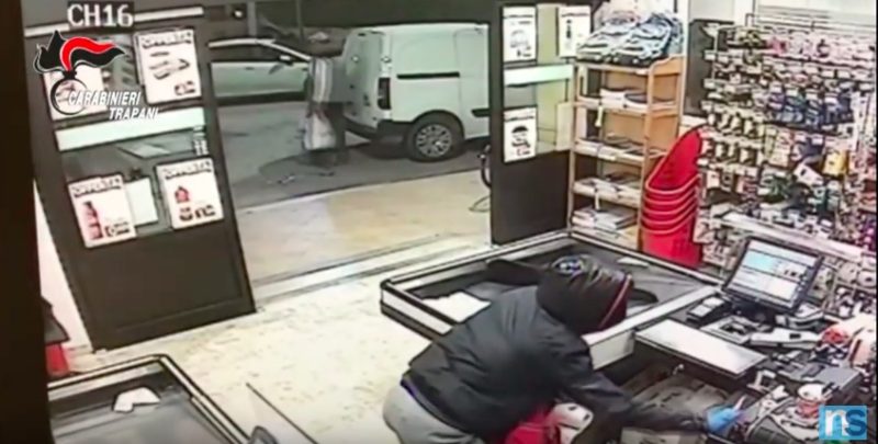 Rapina un supermercato armato di coltello, viene arrestato dai carabinieri grazie ai video  – VIDEO