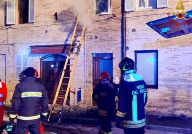 Rogo in appartamento, muore una bambina di 6 anni: arrestata la madre 38enne per incendio doloso