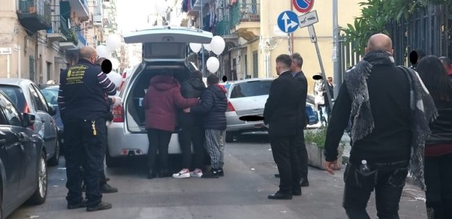 Muore prima di partorire assieme al figlio in grembo, Rosalia e Mathias sepolti nella stessa bara: folla ai funerali