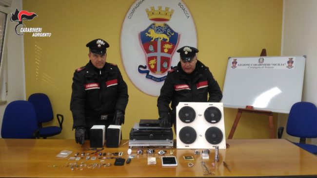 Furto in appartamento, ladro colto sul fatto si dà alla fuga: acciuffato 42enne, refurtiva sequestrata