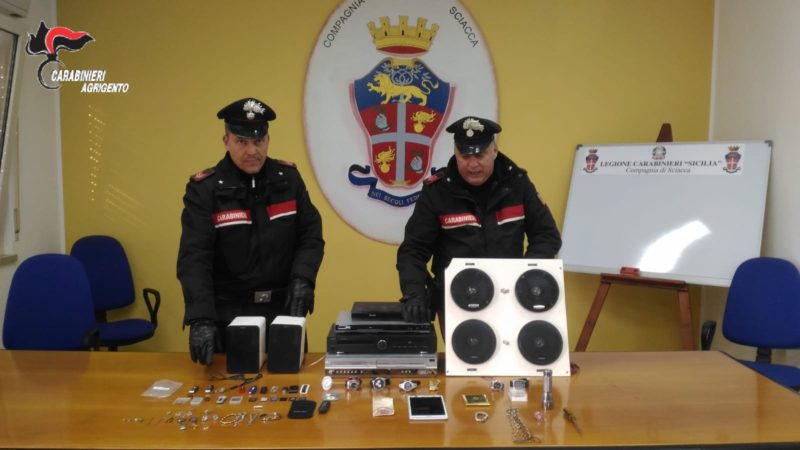 Furto in appartamento, ladro colto sul fatto si dà alla fuga: acciuffato 42enne, refurtiva sequestrata