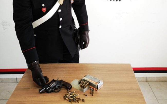 Taormina, tenta di consegnare a giovani catanesi arma rubata ma scatta inseguimento coi carabinieri: arrestati in 3
