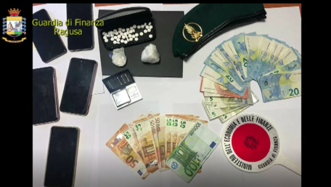 Percepiscono il reddito di cittadinanza e “arrotondano” con lo spaccio di droga, pusher colti con le mani nel sacco – VIDEO