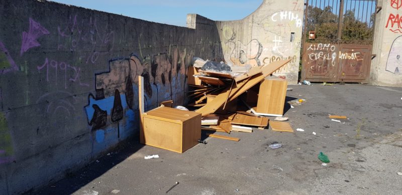 Catania, rifiuti abbandonati in via Villa Flaminia. Zingale: “Situazione estremamente pericolosa”