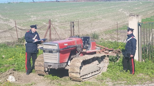 Rubano trattore e tentano di rivenderlo: aspirante acquirente in fuga, ladri in arresto