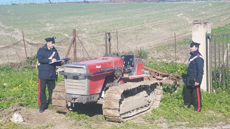 Rubano trattore e tentano di rivenderlo: aspirante acquirente in fuga, ladri in arresto
