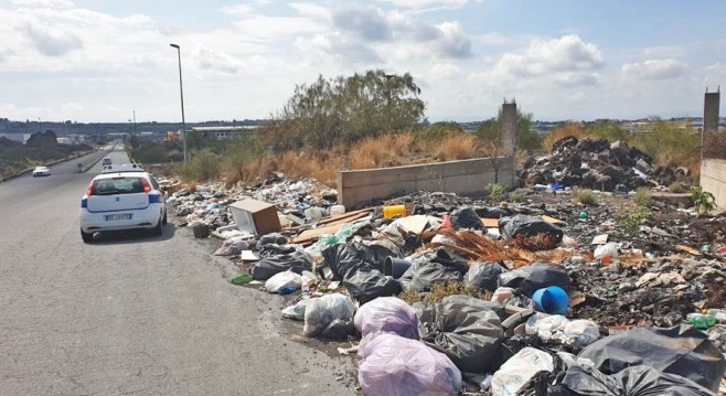 Allarme rifiuti nel Catanese, 30 tonnellate di spazzatura abbandonata: intervengono ditte di smaltimento