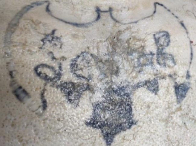 Cadavere di un sub, è ancora sconosciuta l’identità: rese note le immagini dei tatuaggi