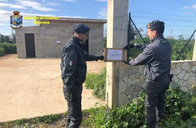 Da Siracusa a Catania, beni per oltre 550mila euro: maxi sequestro per “truffatore dello specchietto”