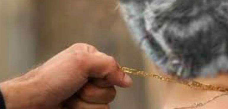 Scippano collana d’oro ad anziana in pieno giorno: al vaglio filmati della videosorveglianza per incastrare 3 ladri Scippano collana d’oro ad anziana in pieno giorno: al vaglio filmati della videosorveglianza per incastrare 3 ladri