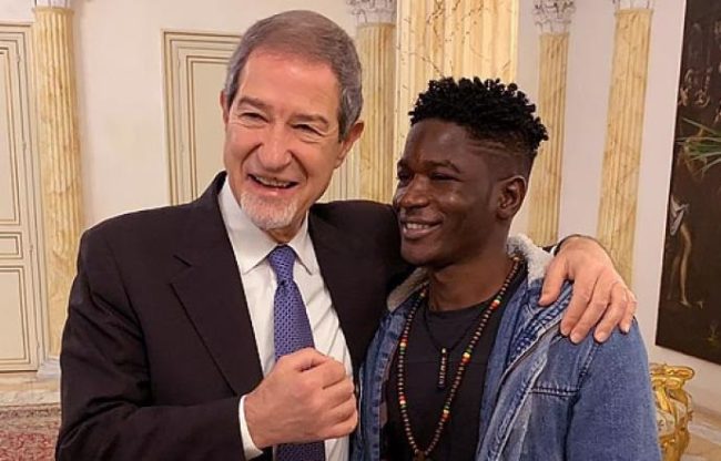 Nello Musumeci incontra Boubacar dopo l’episodio di razzismo: “Continua ad amare questa terra come hai sempre fatto”