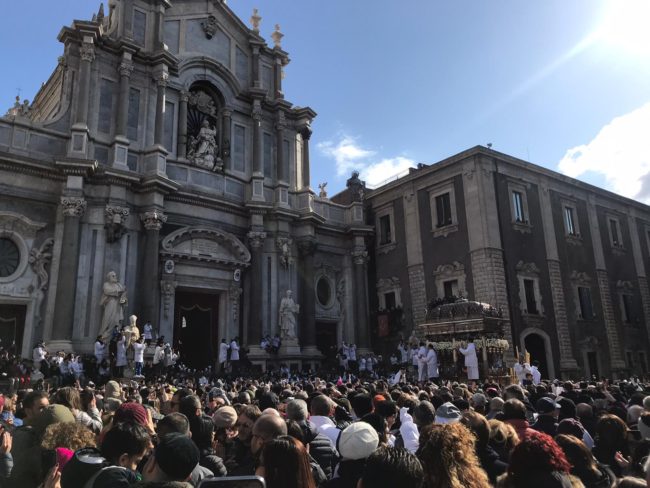 Sant’Agata, il Duomo di Catania accoglie il busto della Santuzza: fedeli in festa – FOTO
