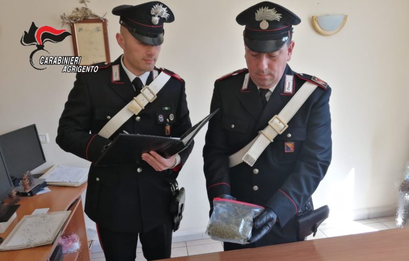Tenta di fuggire a un controllo dei carabinieri, 34enne beccato con 100 grammi di marijuana nella borsa