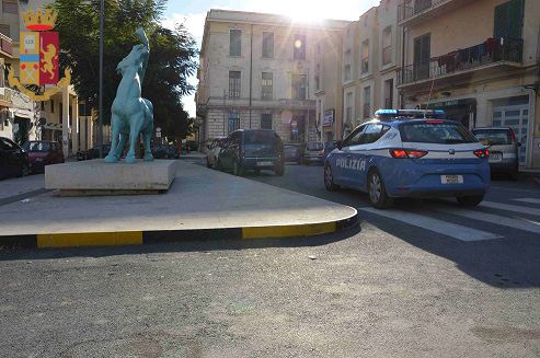 Si arrampica su un balcone e pretende di farsi consegnare denaro e gioielli, in manette 35enne pregiudicato