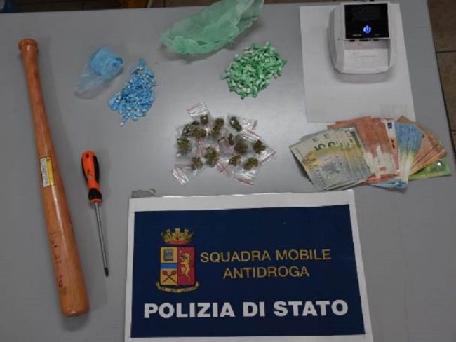 Quantità industriale di droga, soldi e mazza da baseball in casa: in carcere 37enne