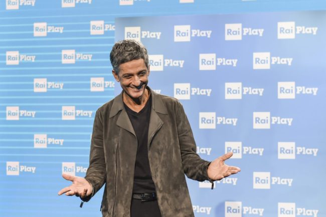Coronavirus, l’ironico video di Fiorello sui social: “Noi 60enni andiamo protetti, siamo come i colibrì dell’Himalaya”