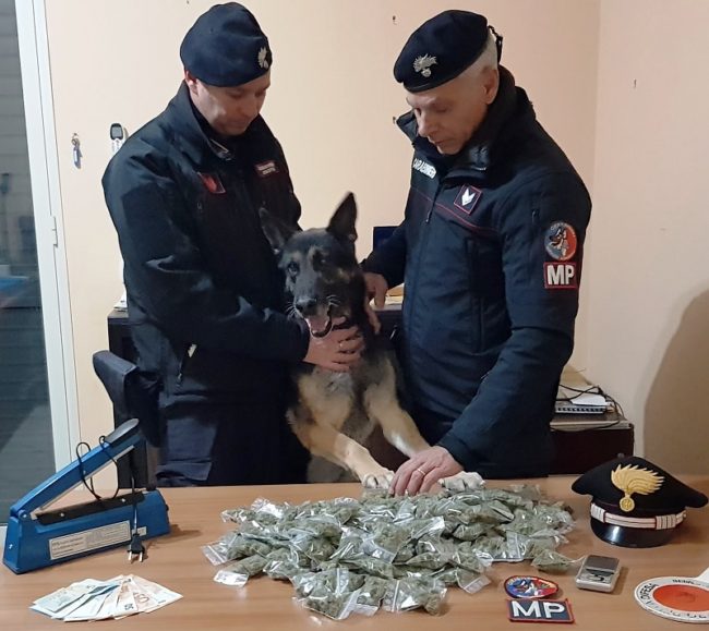 Scoperta villa-laboratorio nel Catanese, si confezionava la droga per lo spaccio: arrestato 27enne