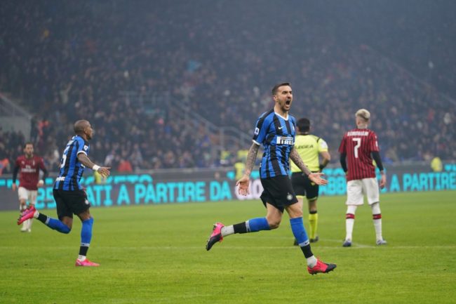 L'Inter vince il derby 4-2 in rimonta e aggancia la Juve in vetta