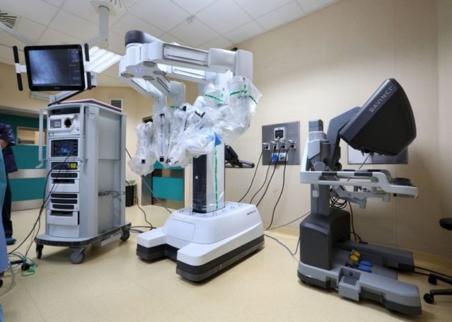 Primo intervento chirurgico al mondo con robot a Bologna