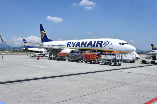 Rayanair riaccende i motori: passeggeri con mascherine ma nessuna distanziamento di sicurezza