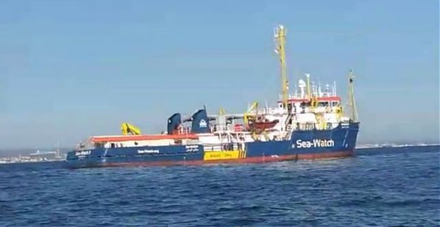 A Messina la nave Sea Watch con 194 immigrati a bordo