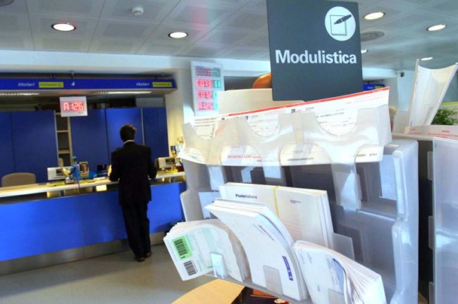 Vuole scavalcare la fila in ufficio postale, volano gli schiaffi: scatta la denuncia