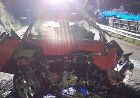 Va fuori strada e si schianta contro un muro: muoiono 2 giovani, un ferito in codice rosso